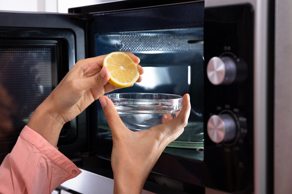 Odstranit zápach z mikrovlnky můžete pomocí citronu.